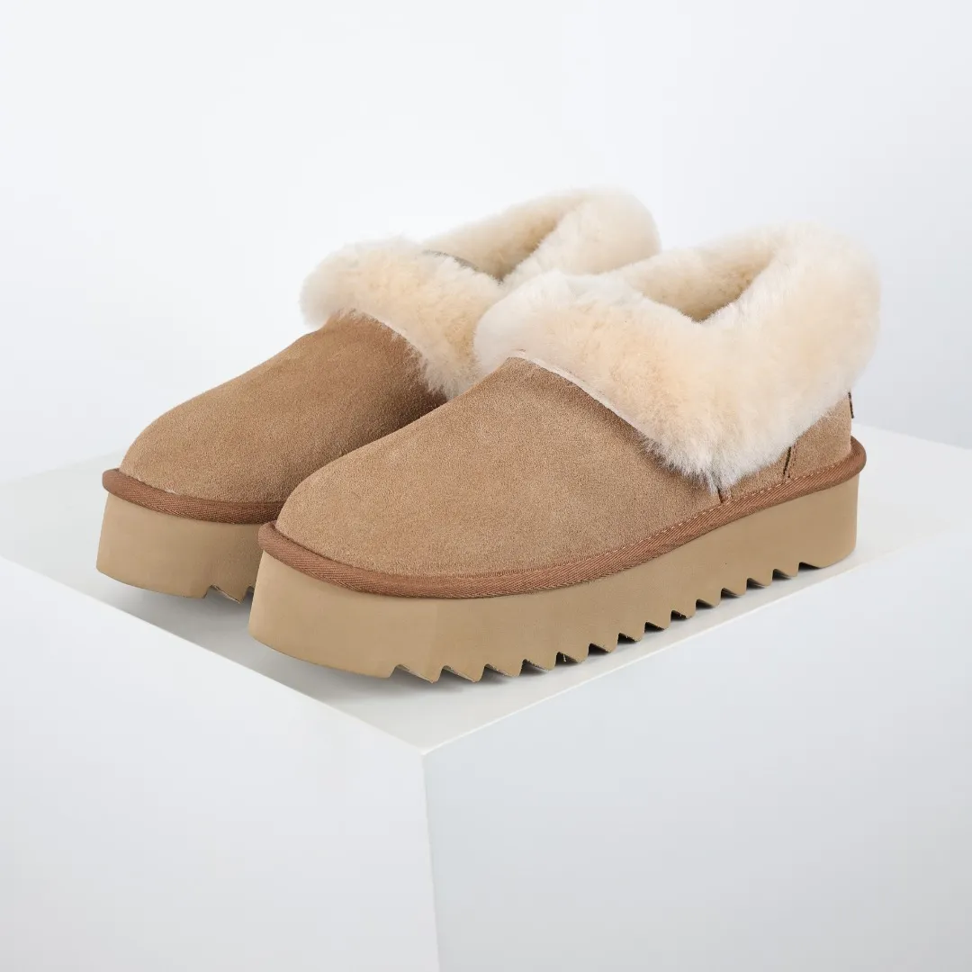 Pick up locally 💰580 Core recommendation Good price It is a very suitable choice for home use. In recent years, uug has launched a series of styles, which are partially geared towards the preferences of young consumers and have also moved to the forefront of fashion trends. Shoe body material: water-repellent coated suede upper, 17 mm UGGPURE™ implantable wool insole, lightweight non-slip and comfortable rubber outsole, with brand LOGO and trademark, with full packaging Size: 35 36 37 38 39 40